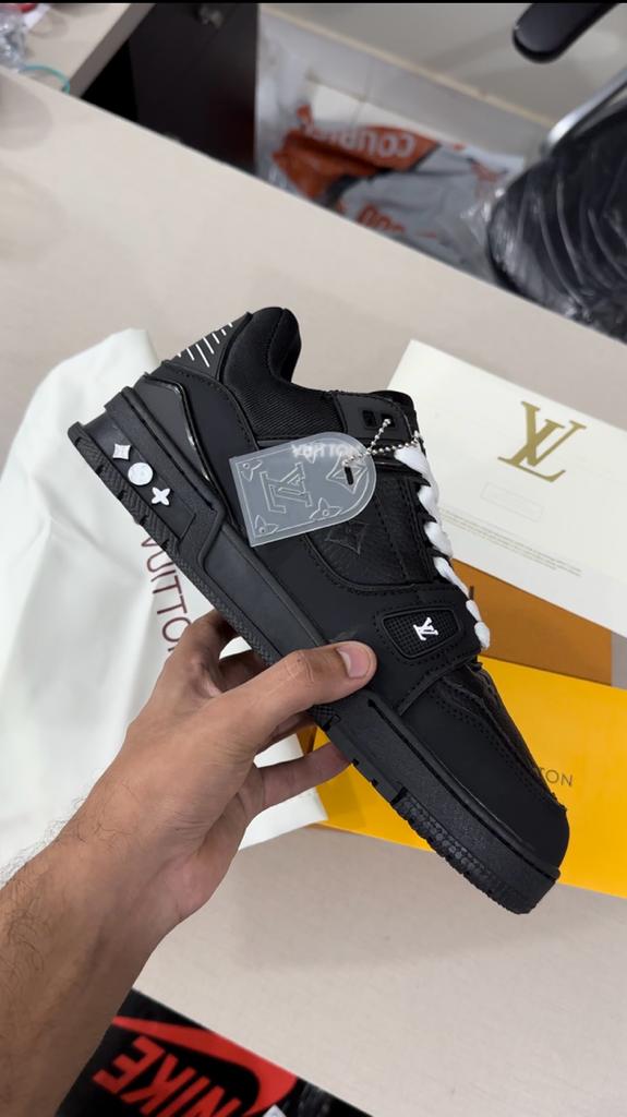 Lv deals trainer black